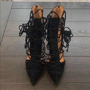 Closed toe tie up pumps.